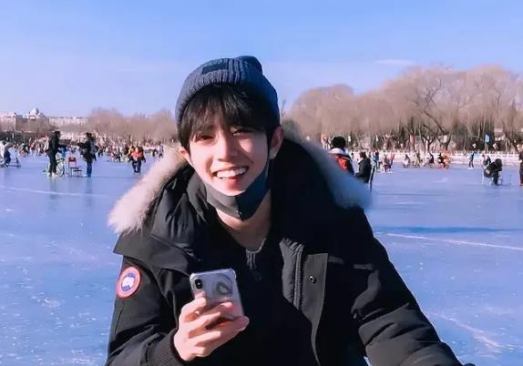 肖战图片高清手机壁纸：肖战笑起来的照片