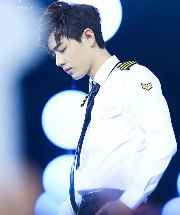 肖战图片高清手机壁纸：肖战笑起来的照片