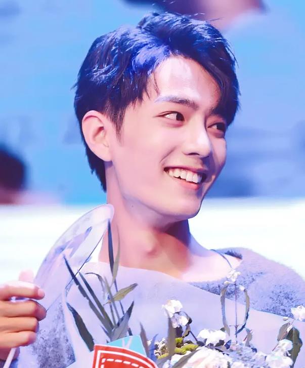 肖战图片高清手机壁纸：肖战笑起来的照片