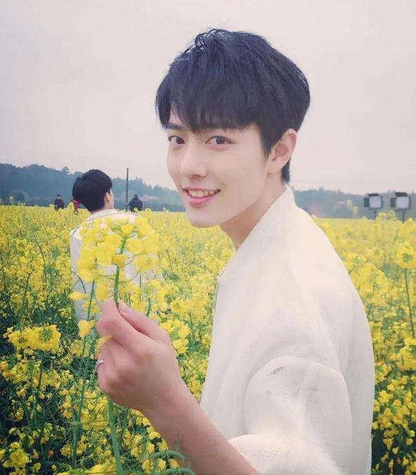 肖战图片高清手机壁纸：肖战笑起来的照片