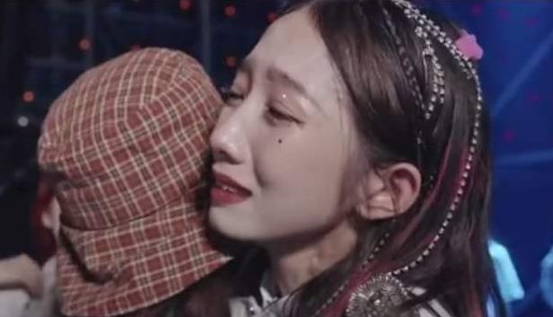孟美岐和吴宣仪什么关系：孟美岐在舞台上哭怎么回事