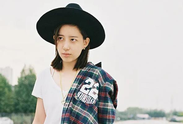 李斯丹妮当初怎么出道的：李斯丹妮为什么不火