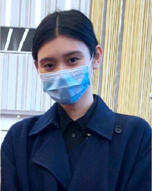 奚梦瑶素颜出席会议