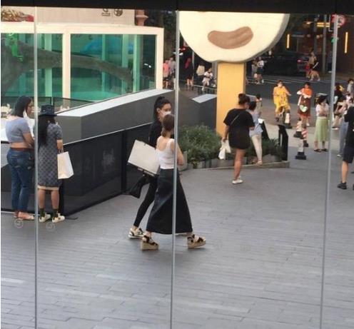 奚梦瑶素颜出席会议