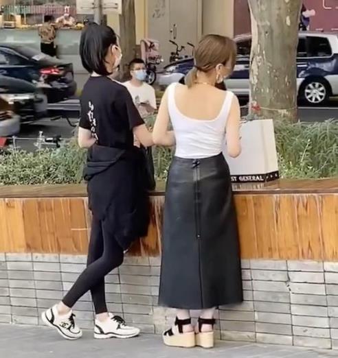 奚梦瑶素颜出席会议