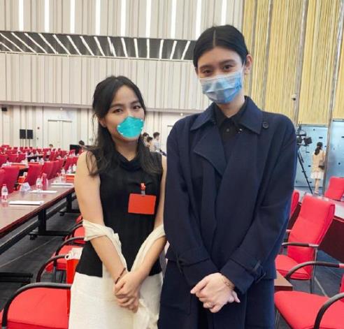 奚梦瑶素颜出席会议