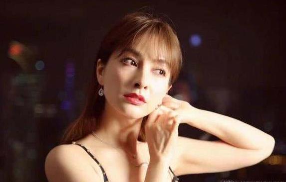 吴昕和潘玮柏什么关系呢：吴昕现在有男朋友吗