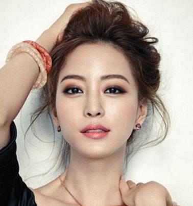 女生披肩卷发怎么扎好看,如何打理披肩卷发 女生披肩卷发怎么扎好看,如何打理披肩卷发