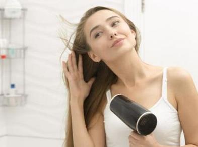 女生披肩卷发怎么扎好看,如何打理披肩卷发 女生披肩卷发怎么扎好看,如何打理披肩卷发