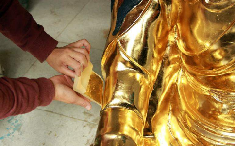 给佛像贴金有什么功德？