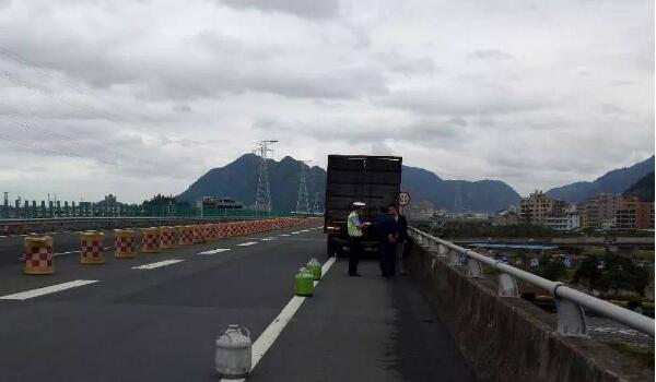 拖车价格多少钱一公里 叫一次拖车大概多少钱