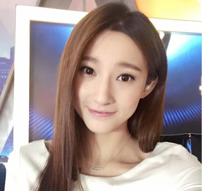 马凡舒个人资料是哪个队球迷：马凡舒T台泳裤意外掉落事件照片