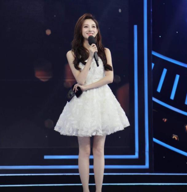 马凡舒个人资料是哪个队球迷：马凡舒T台泳裤意外掉落事件照片