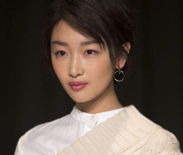 周冬雨的电影资源为什么这么好：周冬雨在电影圈的地位如何