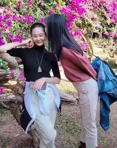 于文华罕晒24岁女儿