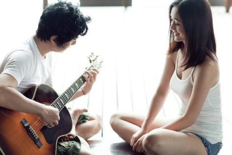 郑钧刘芸怎么在一起的？郑钧大刘芸几岁