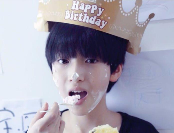 严浩翔家里有多有钱？严浩翔为什么叫展逸文