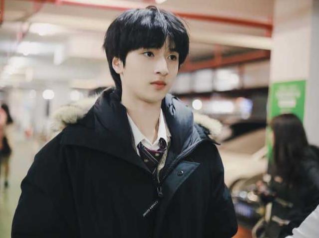 严浩翔家里有多有钱？严浩翔为什么叫展逸文