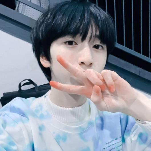 严浩翔家里有多有钱？严浩翔为什么叫展逸文