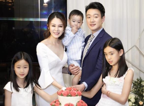 关悦佟大为是师生关系吗？关悦的丰胸近照