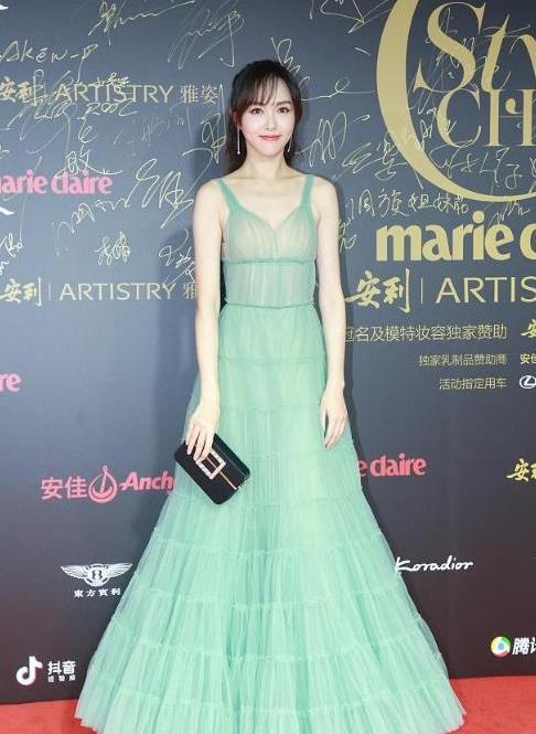 唐嫣最美图片：唐嫣长腿薄纱性感照片