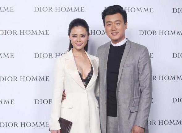 关悦佟大为是师生关系吗？关悦的丰胸近照