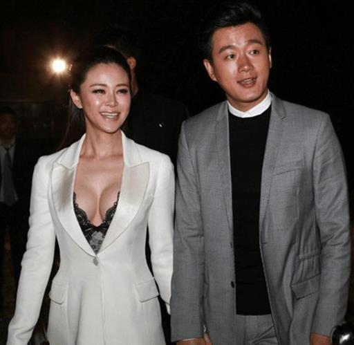 关悦佟大为是师生关系吗？关悦的丰胸近照