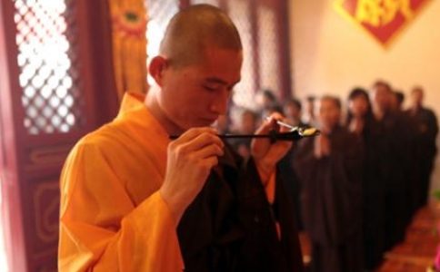 为什么寺院过堂时要用小刀和小手取饭粒？