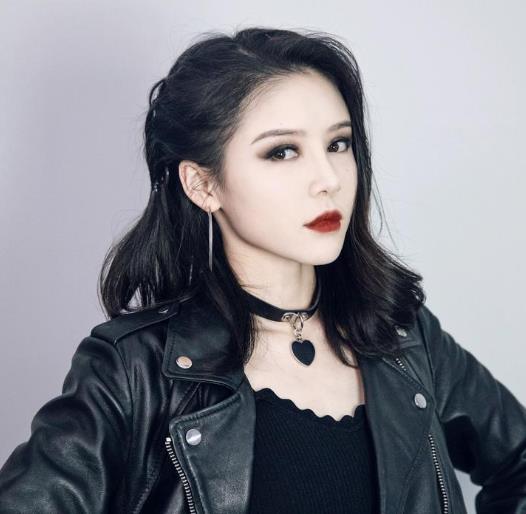 姜十七月野是一个人吗?姜十七真名叫什么 姜十七月野是一个人吗?姜十七真名叫什么
