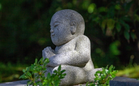 能弘法师：受持八关斋戒的功德大吗？受持八关斋戒的好处