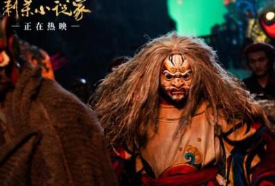 刺杀小说家佟丽娅拿的什么兵器，刺杀小说家原著小说