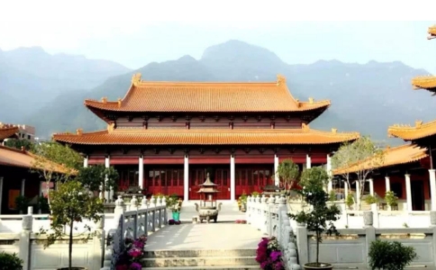 星云大师：寺院中“殿”和“堂”的命名是根据什么来分别？