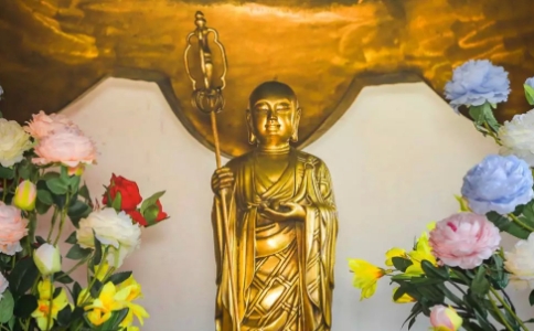 地藏菩萨为什么右手执锡杖、左手持摩尼宝珠？