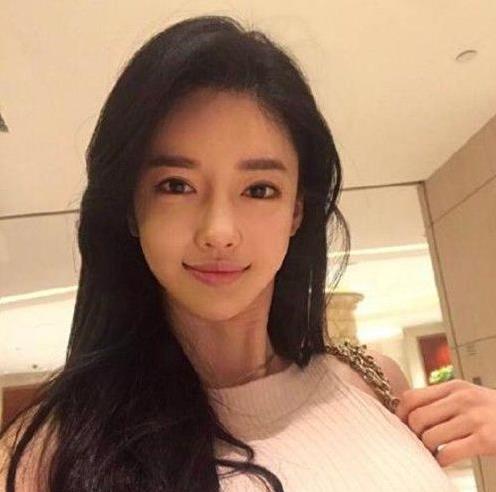 韩国花蛇潘十亿图片简介