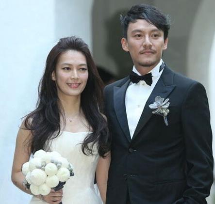 张震老婆比他大几岁