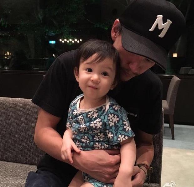 张震老婆比他大几岁