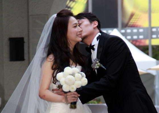 张震老婆比他大几岁