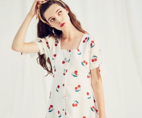 方领连衣裙怎么穿好看?怎么挑选款式?