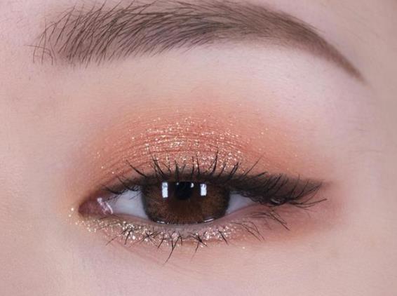 如何化出干净淡彩眼线?怎么化眼妆?