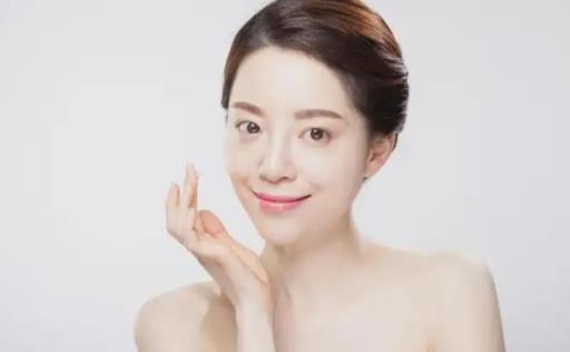 脸上挤出的黄粒是油脂吗 毛孔里的油脂粒要挤吗