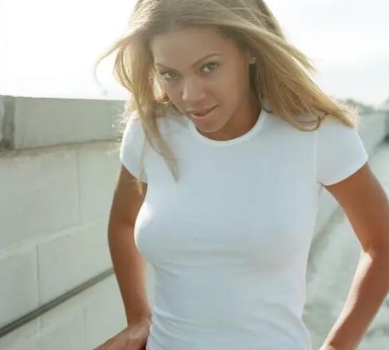 丰满又大的胸美女，世界十大最美胸部一览