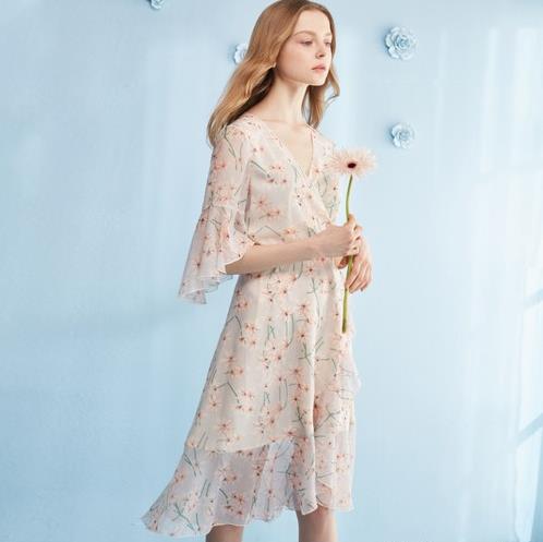 短裙搭配镂空喇叭袖雪纺衫：6款雪纺衫打造职场优雅大方