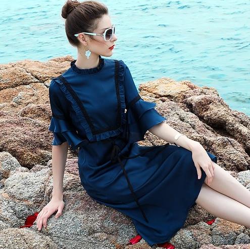 短裙搭配镂空喇叭袖雪纺衫：6款雪纺衫打造职场优雅大方