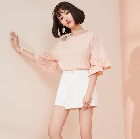 短裙搭配镂空喇叭袖雪纺衫：6款雪纺衫打造职场优雅大方