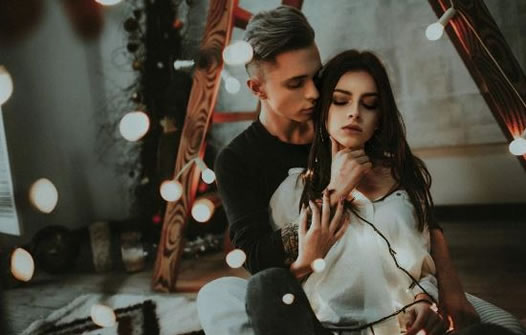 男生从后面抱女生什么感觉(真实感受)