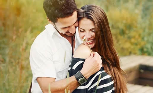 男生从后面抱女生什么感觉(真实感受)