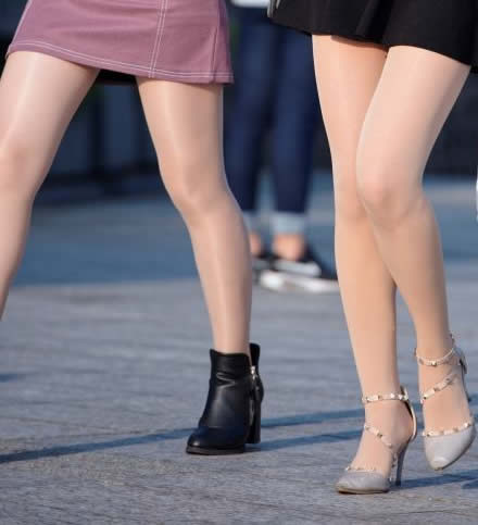 美女穿丝袜：女人丝袜这样穿你穿对了吗