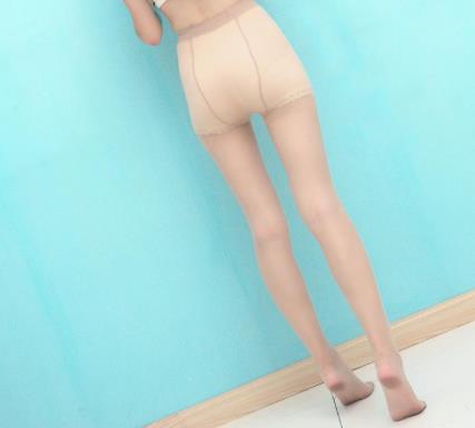 美女穿丝袜：女人丝袜这样穿你穿对了吗