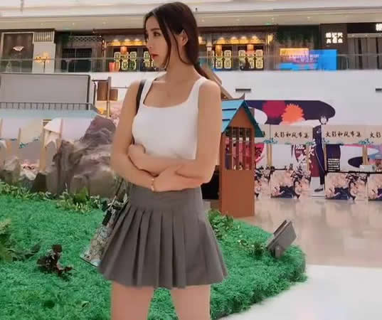 A字裙的小姐姐秀长腿：A字裙薄丝袜搭配令人感到甜美