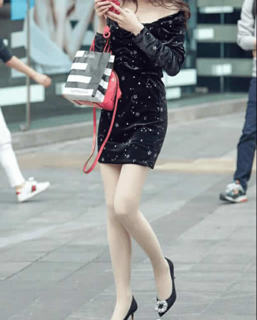 A字裙的小姐姐秀长腿：A字裙薄丝袜搭配令人感到甜美